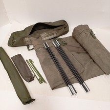 Wiege montiert Moskitonetz